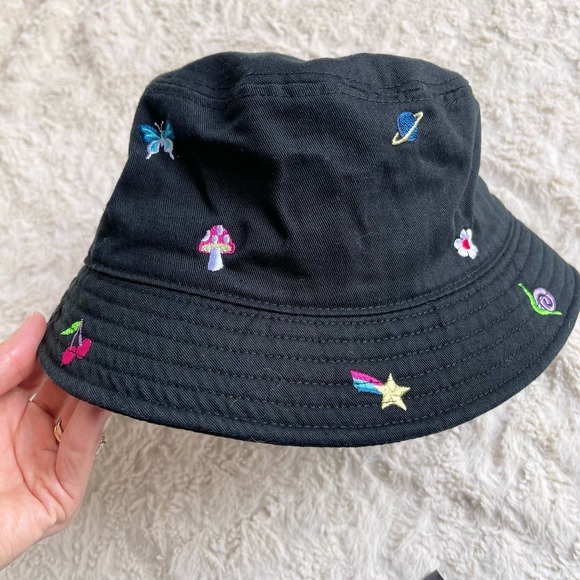 Bundle of TWO bucket hats strawberry fruit pink and embroidered mushroom black - Picture 10 of 17